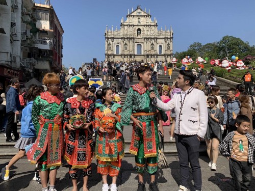 參與大巡遊演出　向海內外藝團取經